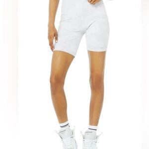 Alo Yoga High-Waist Biker Shorts in White Camouflage Size Small